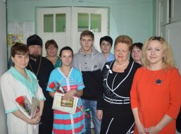 Молодых мам поздравили с Днем Матери