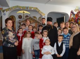 Воскресная школа Казанского храма г. Поворино показала праздничное Рождественское выступление прихожанам храма.