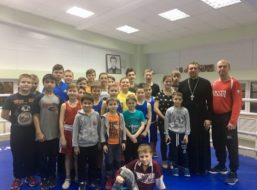 В здании спортивного клуба г. Борисоглебска прошла встреча священника с юными борцами