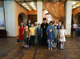 Учащиеся и преподаватели воскресной школы при Знаменском соборе, совместно с благочинным Борисоглебского церковного округа протоиерем Николаем Поповым посетили Борисоглебский драматический театр  им. Н.Г.Чернышевского и посмотрели спектакль ,поставленный по роману Б.Л Васильева  «В списках не значился»