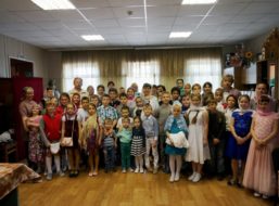 Ввоскресной школе при Знаменском соборе города Борисоглебска прошел выпускной вечер; прозвенел последний звонок.