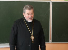 Священнослужители Казанского храма посетили школы города Борисоглебска