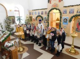 Вручение благодарственных писем руководителям и воспитанникам воскресной школы, потрудившимся в дни празднования Рождества Христова.