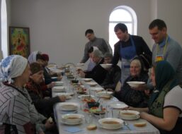 Желающие приходят отведать трапезу в благотворительной столовой при Никольском храме г. Борисоглебска