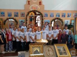 Студенты из «Молодежного братства трезвости» молились за богослужением
