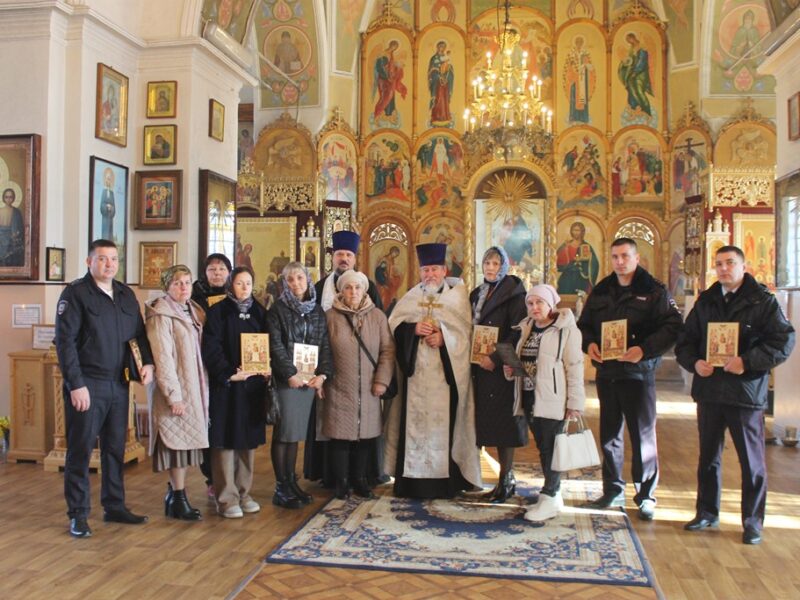 В Никольском храме г. Борисоглебска состоялась панихида по сотрудникам органов внутренних дел, погибшим при исполнении служебных обязанностей