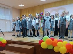 Школьники поздравили мам