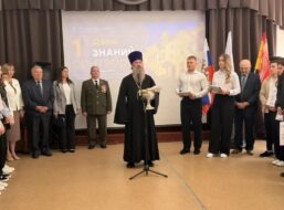 В День знаний священники Борисоглебского благочиния посетили мероприятия в образовательных учреждениях